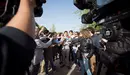 El diputado de Podemos, Eduardo Santos, atiende a los medios durante la protesta que ha concentrado a varias personas contra la imputación del delito de terrorismo en el juicio en la Audiencia Nacional, por la agresión a dos guardias civiles en Alsasua. EFE/ Fernando Villar