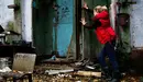 Una mujer fuera de sí trata de forzar una puerta de una vivienda ARCHIVO