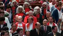 Benajmín Orbaiz, en el centro en un círculo, durante una procesión de San Fermín a finales de los 90b