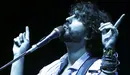 El cantante pamplonés Mikel Izal durante una actuación con su grupo en Madrid. EFE.