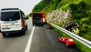 Efectivos de los bomberos tratando de desatrapar a los heridos. 
