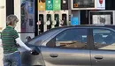 Una mujer reposta combustible en una gasolinera. ARCHIVO