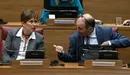 La presidenta del gobierno Uxue Barkos (GeroaBai) y Manu Ayerdi, vicepresidente durante el pleno del parlamento de Navarra. MIGUEL OSÉS (2)