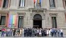 El Parlamento de Navarra celebra el Día del Orgullo LGTBI con una concentración frente a la Cámara foral, donde se ha colcoado una bandera arcoiris Foto PARLAMENTO DE NAVARRA