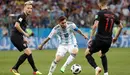 MUN23-95. NIZHNI NÓVGOROD (RUSIA), 21/06/2018.- El delantero argentino Lionel Messi (c), el centrocampista croata Ivan Rakitic (i) y el centrocampista croata Marcelo Brozovic (d) centrocampista croata Marcelo durante el partido Argentina-Croacia, del Grupo D del Mundial de Fútbol de Rusia 2018, en el Estadio de Nizhni Nóvgorod de Nizhni Nóvgorod, Rusia, hoy 21 de junio de 2018 (RUSSIA SOCCER FIFA WORLD CUP, Argentina, Croatia, Nizhni Novgorod). EFE/Kiko Huesca [ATENCIÓN EDITORES: Sólo Uso editorial. Prohibido su uso en referencia con entidad comercial alguna. Prohibido su uso en alertas, descargas o mensajería multimedia en móviles. Las imágenes deberán aparecer como fotografías congeladas y no podrán emular la acción del juego mediante secuencias o fotomontajes. Ninguna imagen publicada podrá ser alterada, mediante texto o imagen superpuesta, en el caso de que (a) intencionalmente oculte o elimine el logotipo de un patrocinador o (b) añada y/o cubra la identificación comercial de terceras partes que no esté oficialmente asociada con la Copa Mundial de la FIFA.]