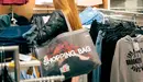 Una persona compra ropa en un comercio. ARCHIVO