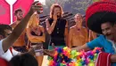 Imagen de varios concursantes de Supervivientes junto a dos personas disfrutando de los Sanfermines con refrescos y sombreros para disfrazarse NAVARRACOM