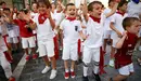 Varios niños disfrutan del toro de agua en una tarde de San Fermin Toro. DANIEL FERNÁNDEZ (1)