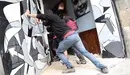 Los 'okupas' se cuelan de nuevo en el Palacio de Rozalejo, horas después del desalojo. IÑIGO ALZUGARAY