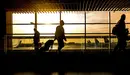 Un hombre pasea con su maleta por la terminal de un aeropuerto