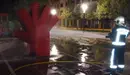 Los bomberos sofocan un incendio provocado en la escultura contra la violencia de género en la plaza Rafael Alberti de Ansoáin. BOMBEROS DE NAVARRA
