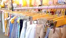 Varios pantalones colgados en perchas en una tienda de ropa ARCHIVO