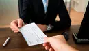 El trabajador de un banco firma un préstamo hipotecario con un cliente en el despacho de una entidad financiera ARCHIVO