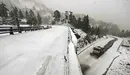 GRAF5879. BELAGOA (PAMPLONA) (ESPAÑA), 27/10/2018.-Un camión quitanieves despeja la NA-137 en el puerto de Belagoa, donde las carreteras se han visto cubiertas de nieve en el primer temporal de invierno. La cota de nieve se situará entre los 1.200-1.400 metros y bajará al final del día hasta 900-1.000 metros, anuncia la Agencia Estatal de Meteorología, que prevé viento del noroeste, más intenso en La Ribera.- EFE/Jesús Diges
