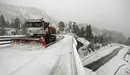 GRAF5881. BELAGOA (PAMPLONA) (ESPAÑA), 27/10/2018.-Un camión quitanieves despeja la NA-137 en el puerto de Belagoa, donde las carreteras se han visto cubiertas de nieve en el primer temporal de invierno. La cota de nieve se situará entre los 1.200-1.400 metros y bajará al final del día hasta 900-1.000 metros, anuncia la Agencia Estatal de Meteorología, que prevé viento del noroeste, más intenso en La Ribera.- EFE/Jesús Diges