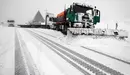 Un camión quitanieves remolca a dos camiones en el alto del Puerto de Ibañeta en la N-135, donde a primeras horas de la mañana la nieve cubria la carretera haciendo imposible la circulacón a vehiculos pesados. El cielo estará hoy en Navarra cubierto tendiendo a nuboso y con intervalos nubosos y posibles brumas y bancos de niebla matinales en zonas altas, con la cota de nieve que ascenderá desde los 800 metros de la mañana a los 1.200 metros por la tarde. EFE/Jesús Diges