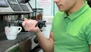 Imagen de un hombre sirviendo un café en un bar ARCHIVO