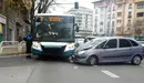 Un vehículo y una villavesa colisionaron en la avenida Baja Navarra este jueves en Pamplona.
