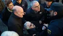 Momentos de tensión entre miembros de COVITE simpatizante de los acercamientos de los presos de ETA. MIGUEL OSÉS 7