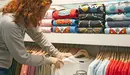Una dependienta en una tienda de ropa ARCHIVO