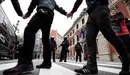 GRAFCAV726. PAMPLONA, 08/01/2019.- Efectivos de la Policía Nacional controlan el acceso al Parlamento de Navarra donde han acudido grupos de jóvenes para protestar por la intervención de la Policía Foral esta madrugada en el palacio del Marqués de Rozalejo, accediendo a su interior con unos técnicos para inspeccionar el estado del inmueble. Numerosas personas se han ido congregado desde primeras horas de la mañana en los alrededores del gaztetxe al que han tratado de acceder sin éxito, al encontrarse la zona acordonada por la policía. Allí han comenzado una cacerolada de protesta que se ha extendido a diferentes calles del casco viejo y que ha llegado hasta el Parlamento de Navarra, llegándose a producir momentos de tensión. Los participantes en la protesta corean gritos en favor del gaztetxe y en contra la policía y lemas como "un desalojo otra okupación". EFE/ Jesus Diges
