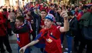 Los aficionados de Osasuna llenan las calles de Soria horas antes del comienzo del partido ante el Numancia. MIGUEL OSÉS 18