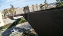 Pasarela peatonal sobre la Cuesta del Labrit de Pamplona, cerrada debido a sus problemas de construcción y seguridad (10). IÑIGO ALZUGARAY