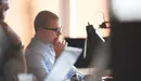 Un trabajador en una oficina ARCHIVO