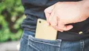 Una persona roba un teléfono móvil a otra ARCHIVO