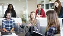 Imagen de un grupo de personas reunidas en una oficina para abordar cómo realizar entrevistas de trabajo personales ARCHIVO