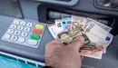 Un hombre extrae dinero del cajero de un banco con una tarjeta de crédito. ARCHIVO
