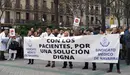 Representantes del Sindicato Médico de Navarra se han concentrado este jueves frente al Parlamento de Navarra.