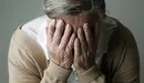 Una anciana cubre su cara con sus manos. ARCHIVO