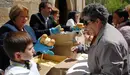 La localidad de Caparroso celebra la fiesta de San Marcos con el tradicional reparto de pan y queso. AMAYA LUQUI