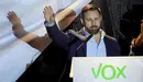 El presidente de Vox, Santiago Abascal, valora los resultados electorales en la madrileña plaza Margaret Thatcher, junto al hotel Fénix, donde celebran la noche electoral. EFE/Juan Carlos Hidalgo