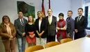 El candidato de Vox a la presidencia del Gobierno de Navarra, Javier Horno, y la candidata a la Alcaldía de Pamplona, Irene Gorricho, en el inicio de la campaña electoral. IÑIGO ALZUGARAY