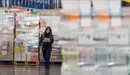 Un trabajadora en un bloque logístico de Mercadona CEDIDA