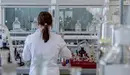 Una investigadora trabajando en un laboratorio. ARCHIVO