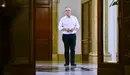 Enrique Maya, alcalde de Pamplona, el primer día de trabajo tras regresar al despacho de primer edil en el consistorio. PABLO LASAOSA