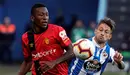 El defensa ecuatoriano del Mallorca Pervis Estupiñán (i) pelea un balón con el centrocampista argentino del Deportivo Fede Cartabia durante el partido de ida de la eliminatoria final de ascenso a Primera División que se disputa esta noche en el estadio de Riazor. EFE/Cabalar.