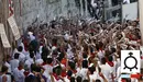 Los mozos cantan al Santo antes de que arranque el primer encierro. EFEJesús Diges