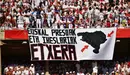 Pancarta a favor de los presos de ETA en las gradas de sol, donde se ubican las peñas, en la corrida del 7 de julio con ganadería de Puerto de San Lorenzo. PABLO LASAOSA
