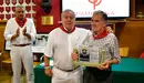 Javier Lorente recoge el premio del Club Taurino a Roca Rey.PABLO LASAOSA.