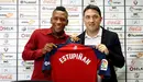 El director deportivo de Osasuna, Braulio Vázquez (d), ha presentado este jueves en las instalaciones de Tajonaral lateral izquierdo de origen ecuatoriano Pervis Estupiñán (i), quien confía en reforzar la defensa rojilla. EFE/ Villar López