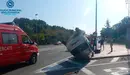 Un coche volcado en San Jorge después de saltarse un semáforo en rojo. POLICÍA MUNICIPAL DE PAMPLONA