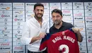 El director deportivo del C.A. Osasuna, Braulio Vázquez (d), durante la presentación este martes de Raúl Navas como nuevo jugador del equipo. EFE/Iñaki Porto.