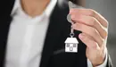 Un agente inmobiliario entrega las llaves de una vivienda. ARCHIVO