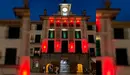 Fachada de la Casa del Reloj de Tudela, con los colores de la bandera de España JESÚS MARQUINA