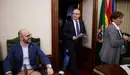 Enrique Maya entra al salón de plenos del Ayuntamiento. PABLO LASAOSA