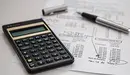 Una calculadora junto a varias cuentas. ARCHIVO